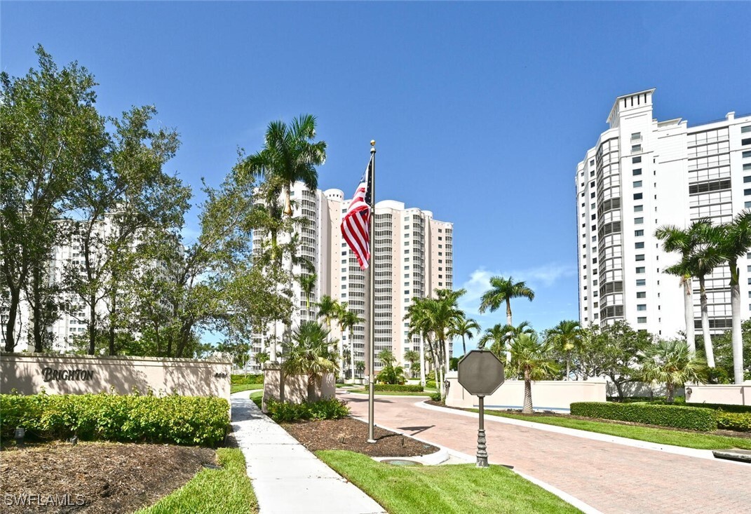 Foto principal - 8231 Bay Colony Dr