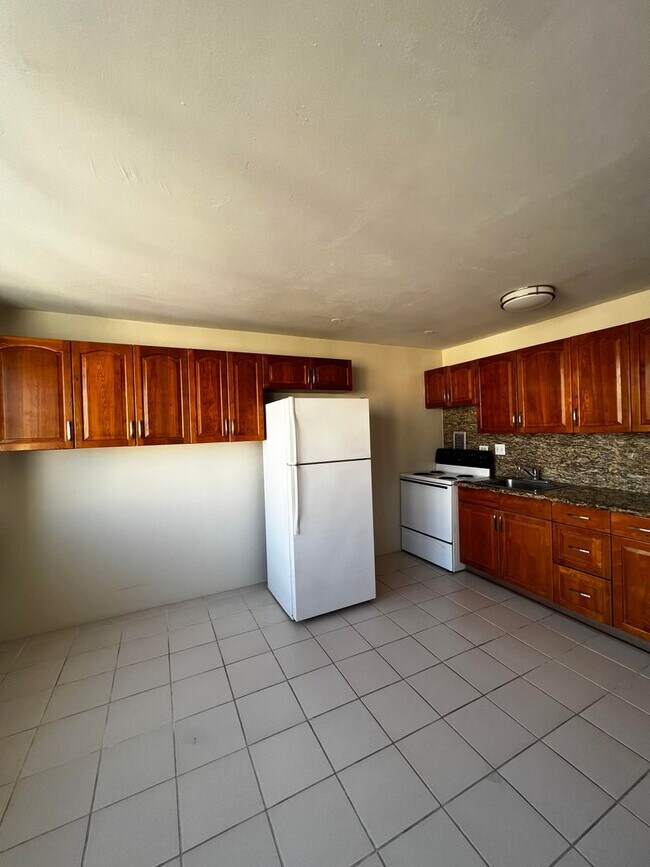 Foto del edificio - Studio unit at Holiday Manor AVAILABLE SEP...