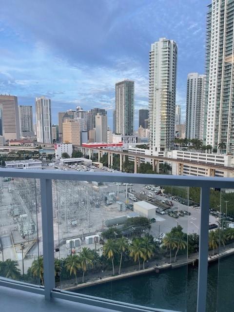 Foto del edificio - 185 SW 7th St