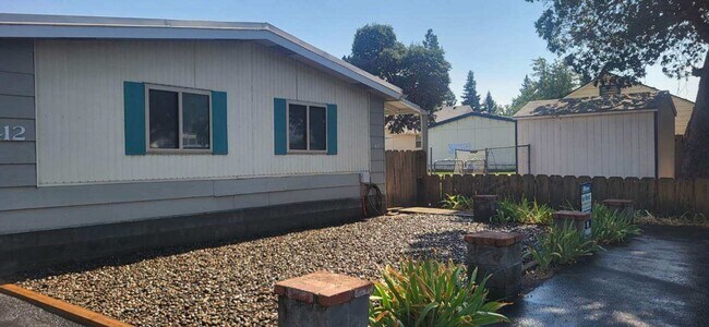 Foto del edificio - RARE FIND AVAILABLE NOW HOME IN ROGUE RIVER