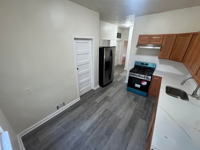 Building Photo - 85 W 50TH St