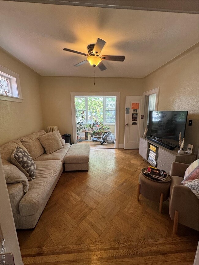 Building Photo - 69-22 64th Pl