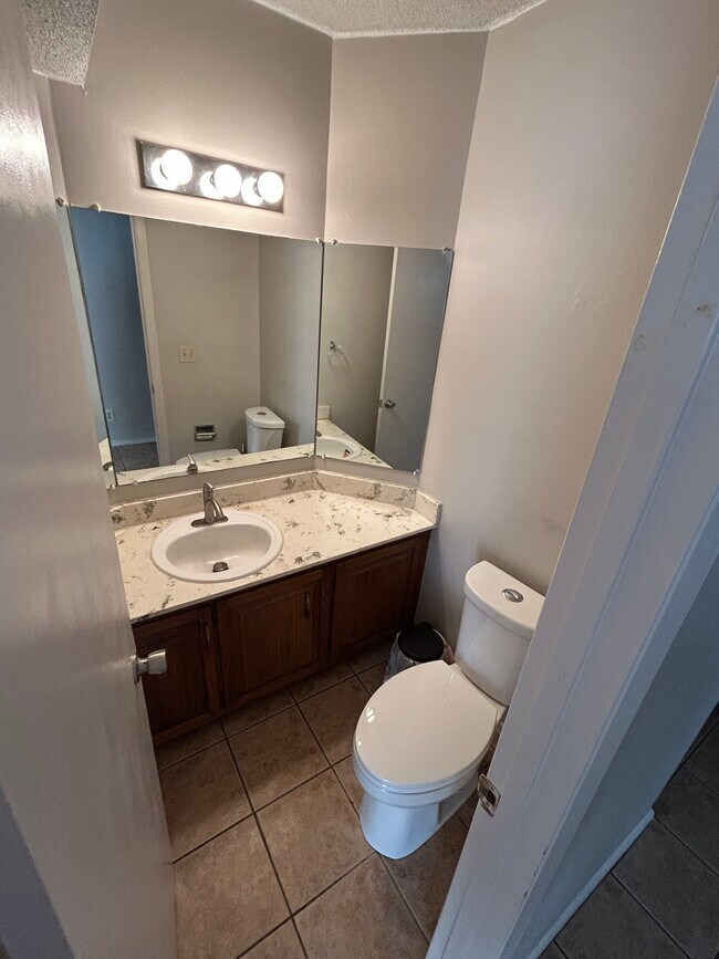 Foto del edificio - 2119 Quail Creek Dr