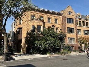 Building Photo - 4038 N Clarendon Ave