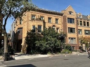 Building Photo - 4038 N Clarendon Ave