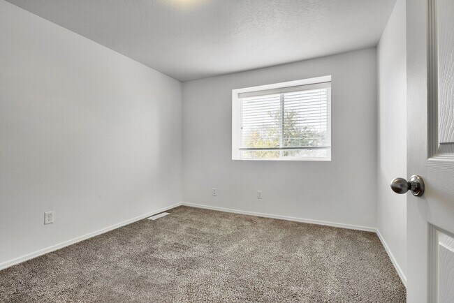 Building Photo - 2299 S Pond St