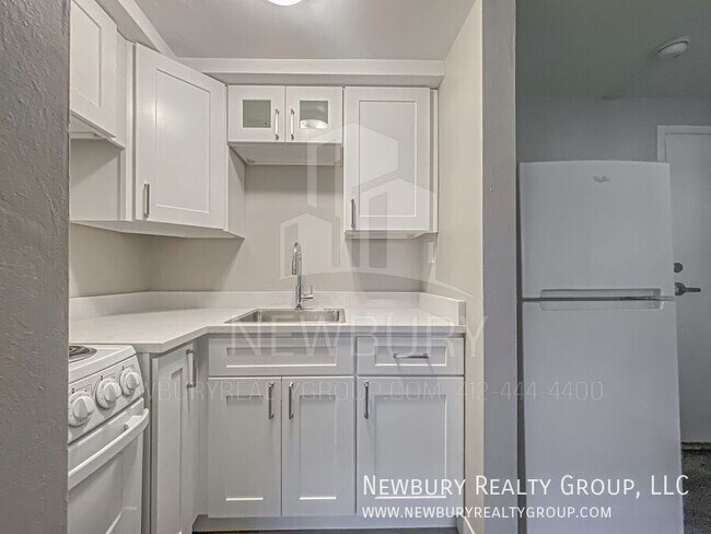 Building Photo - Cozy 1-Bedroom Apartment with Modern Finis...