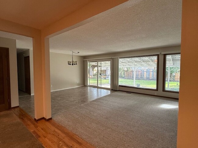 Building Photo - Amazing Freshly Updated Four Bedroom Two B...