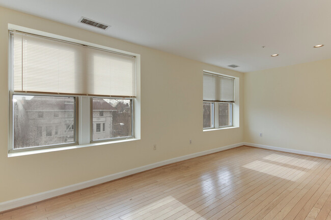 Building Photo - Two Bedroom in the Heart of Kalorama!