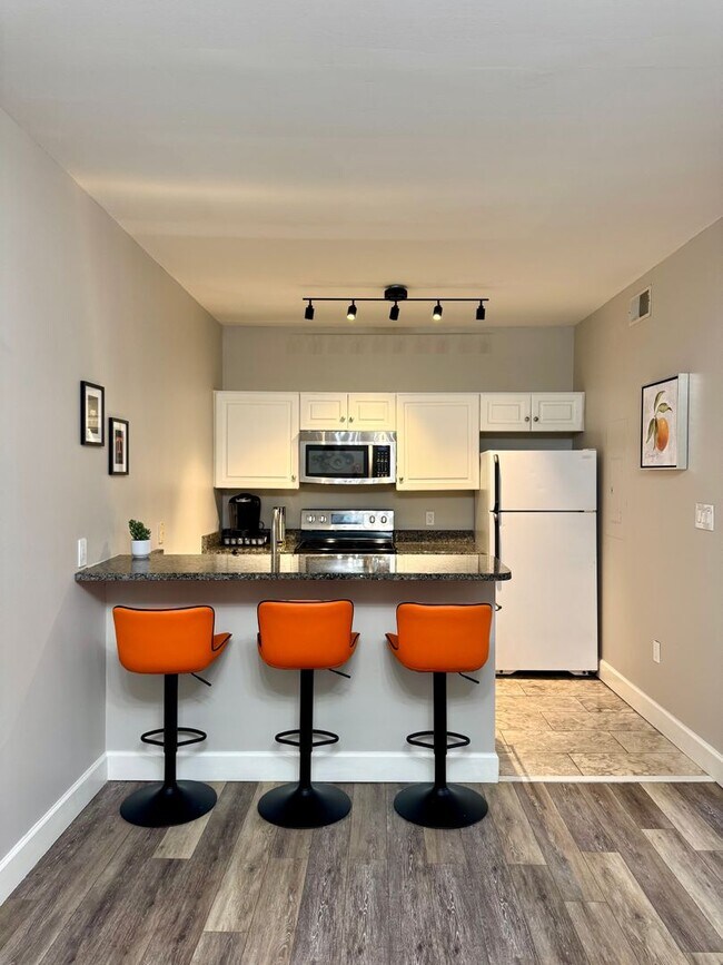 Foto del edificio - Great location! 3 bedroom/ 2 bath at University Towers - Ready for immediate move in!