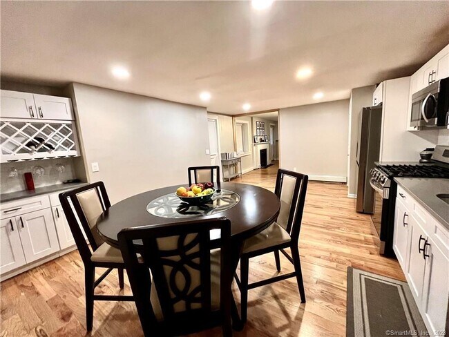 Building Photo - 548 Chapel St