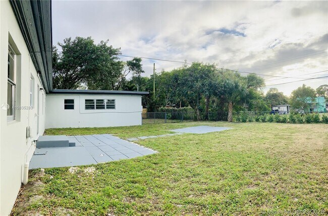 Foto del edificio - 1225 SW 23rd Ave