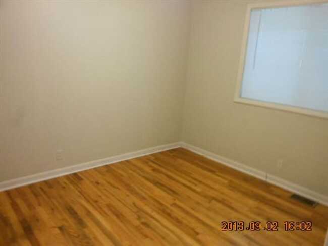 Building Photo - 2 BR 1 Bath Duplex with convenient airport...