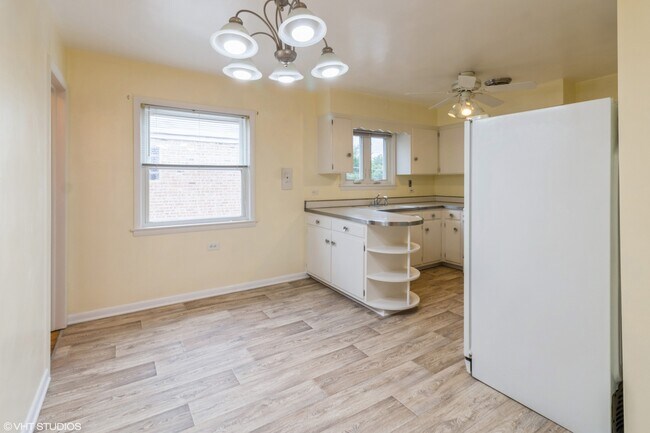 Building Photo - 8104 N Oriole Ave