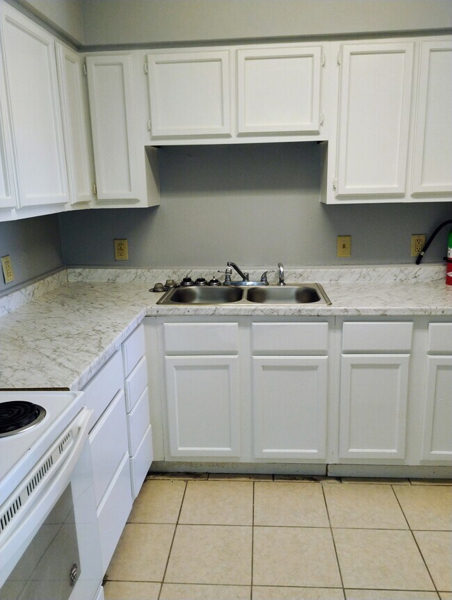 Foto del edificio - 1754 Cedar Lake Dr