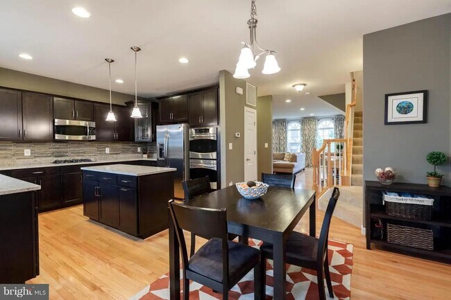 Cocina/Comedor - 1717 Taymount Ter NE