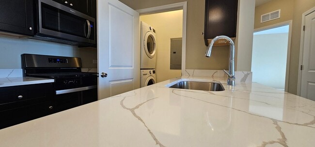 Building Photo - 1 Bedroom, 1 Bathroom, Mid, First floor, Apartment