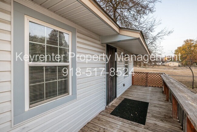 Foto del edificio - 2 Bed | 1 Bath East Tulsa with Spacious Back yard!
