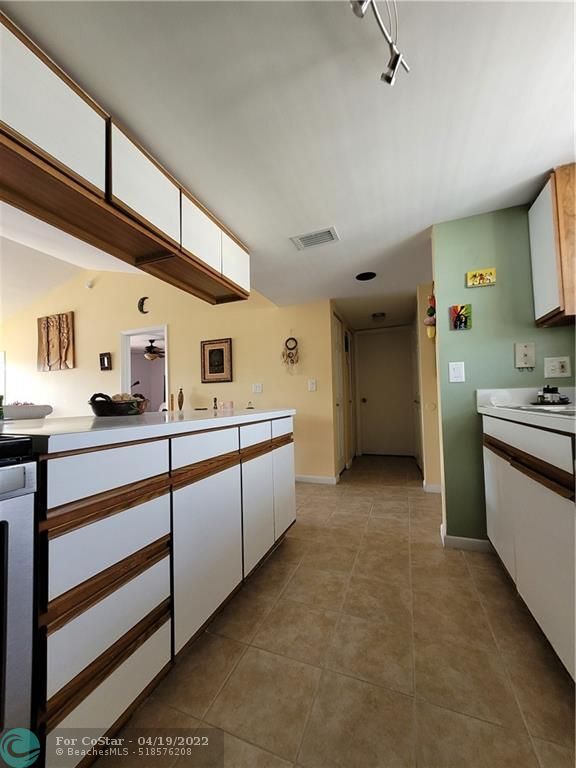 Building Photo - 6283 La Costa Dr