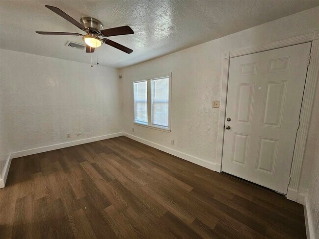 Foto del edificio - 905 SW 28th St