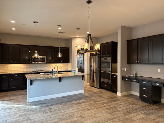 Foto del edificio - 4 Bed 3 Bath $75k in Upgrades!!!!