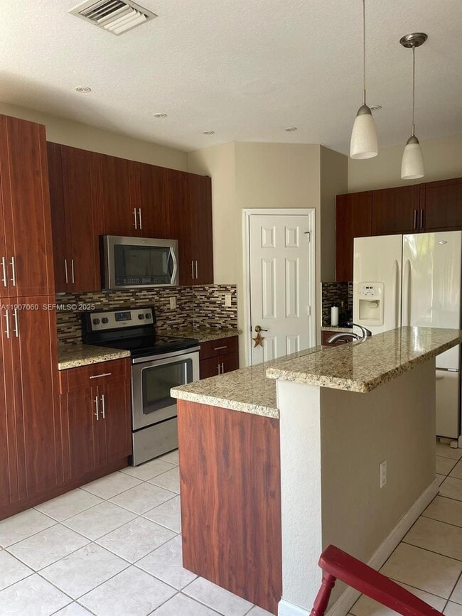Foto del edificio - 5641 NW 112th Ct