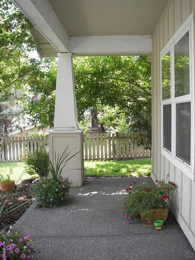 Building Photo - Adorable single-level 3x2 in desirable Fox...