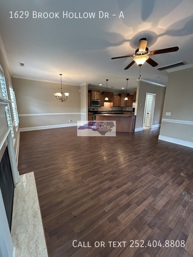 Foto del edificio - 1629 Brook Hollow Dr
