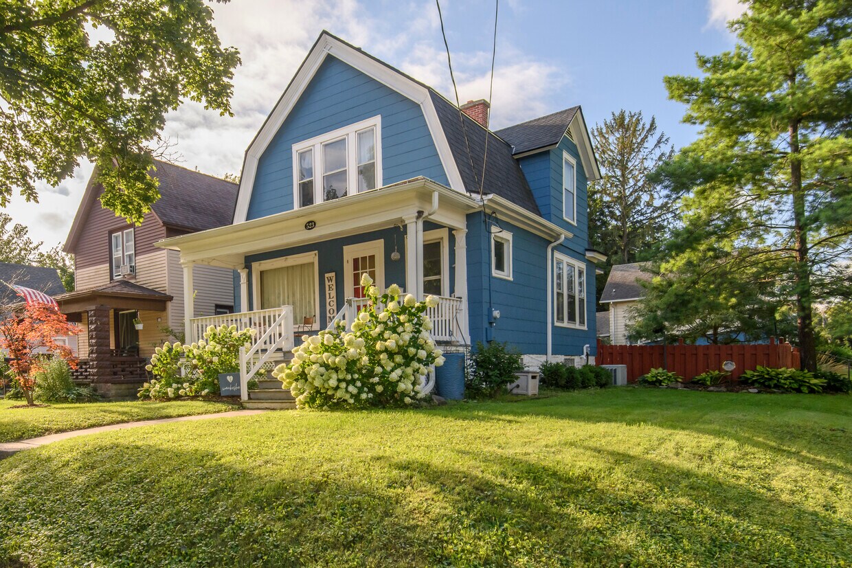 Foto principal - 523 W College Ave