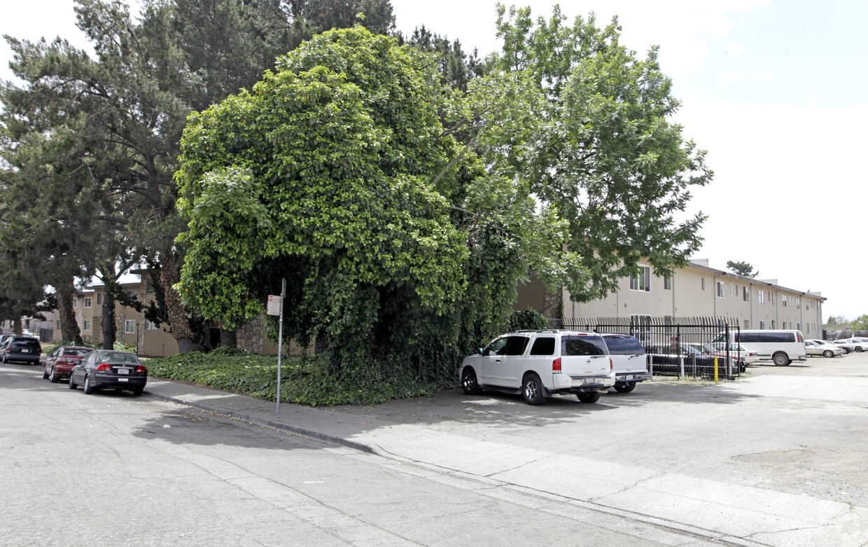 Building Photo - Hillside Apartments