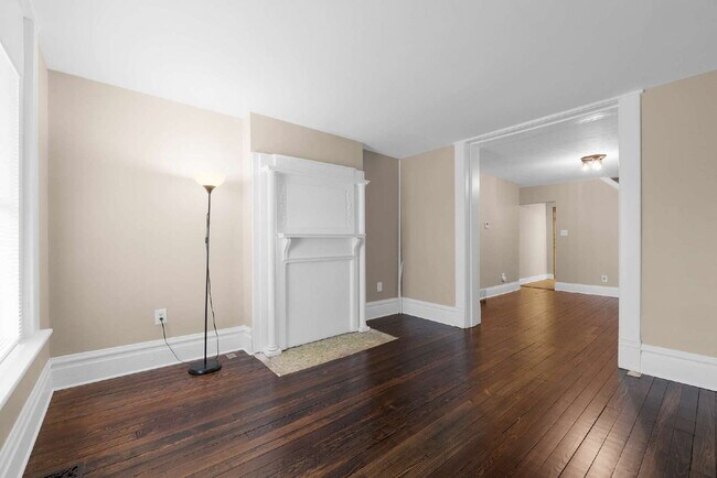 Building Photo - "Beautiful 3-Bedroom, 2-Full Bath Duplex Featuring Hardwood Floors and a Fenced Yard!"