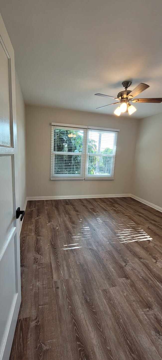 Living room - 5317 Cahuenga Blvd