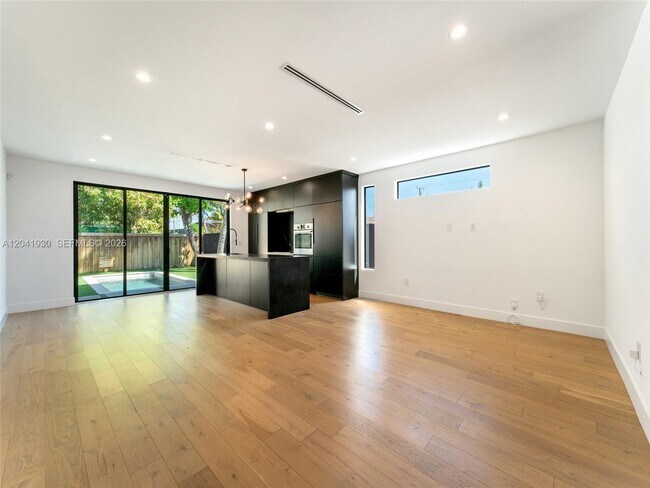 Foto del edificio - 227 NW 39th St