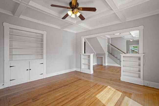 Building Photo - 975 University Ave