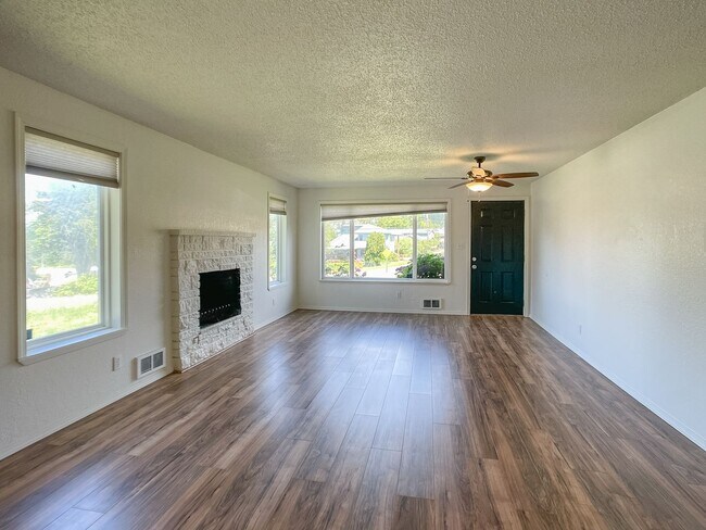 Building Photo - $1,995! Rare 2bd/1ba Townhome in Browns Po...