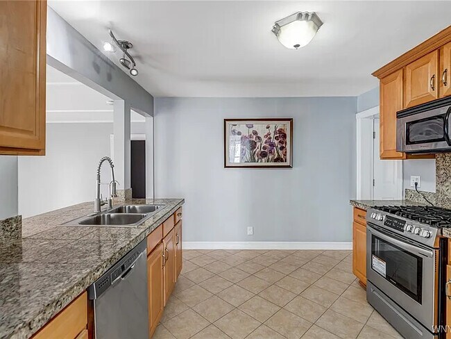 Foto del edificio - 425 Roycroft Blvd