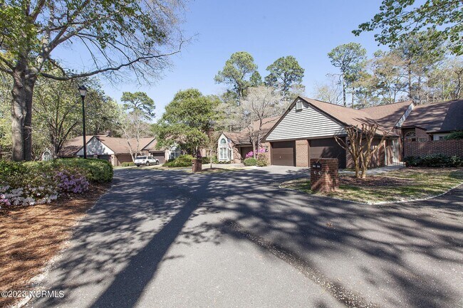 Foto del edificio - 2204 Jumpin Run Dr