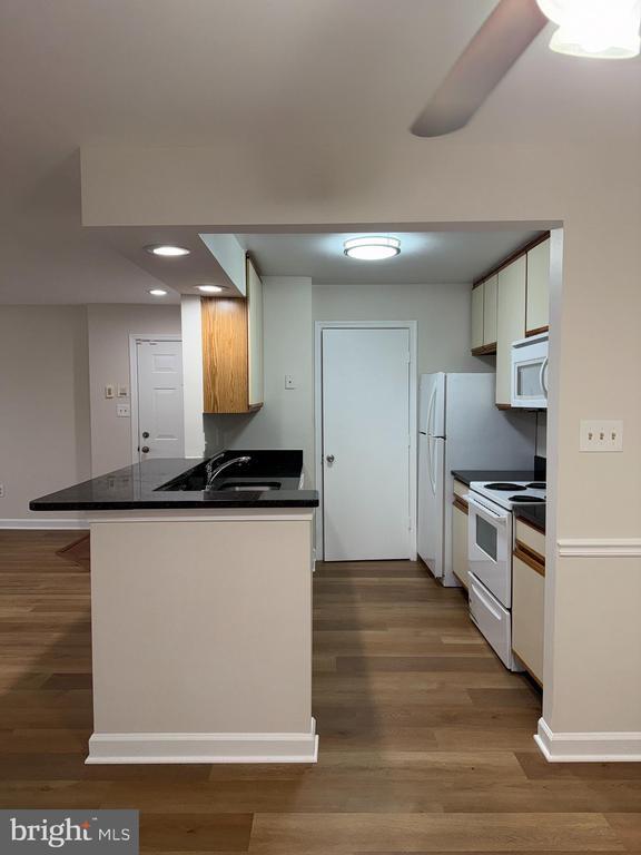 Building Photo - 3321 Sir Thomas Dr