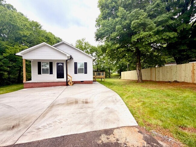Foto del edificio - **MOVE IN SPECIAL, 1/2 OFF FIRST MONTHS RENT**Beautiful New 3 Bedroom 2 Bath House!