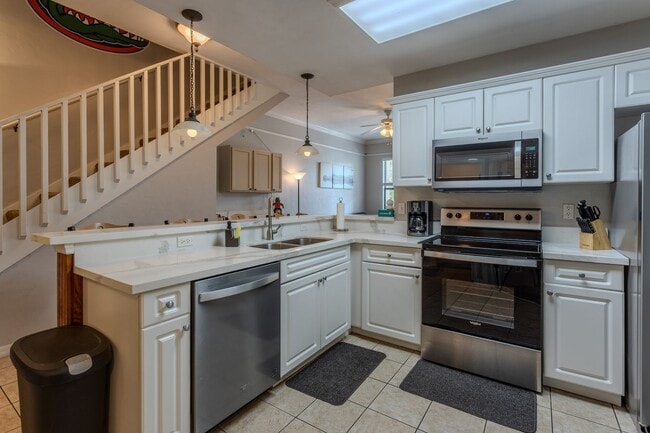 Building Photo - LOCATION. LOCATION. LOCATION. 2BR/3BA Cond...