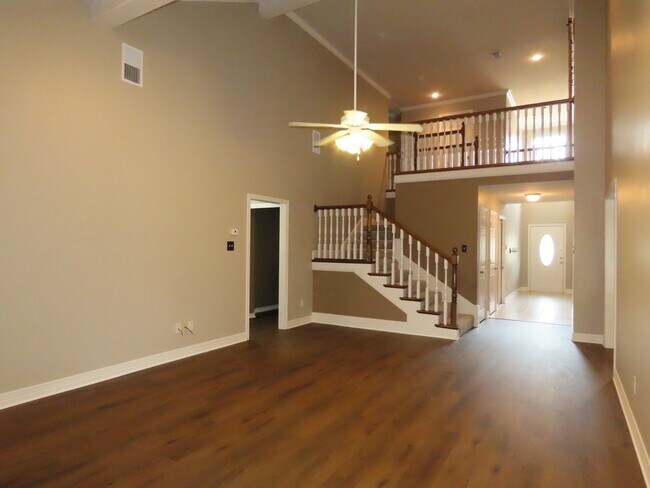 Building Photo - Stunning South Tyler 3-Bedroom, 2-Story Home: Features Fresh Paint, New Flooring, and a Bonus Room!