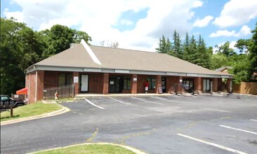 Building Photo - 702 W Main St