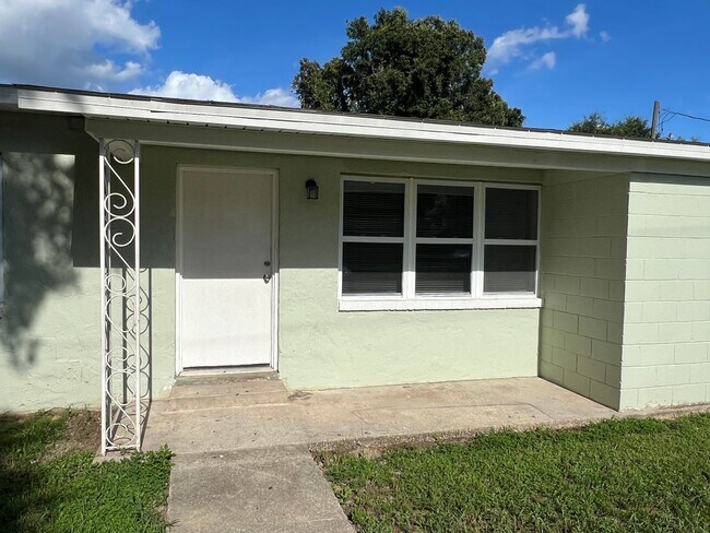 Building Photo - Cute 3 Bedroom