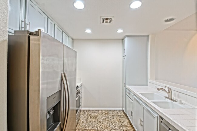 Foto del edificio - Bright & Airy, Recently Updated 3rd Floor Apartment in the Catalina Building Across from Central ...