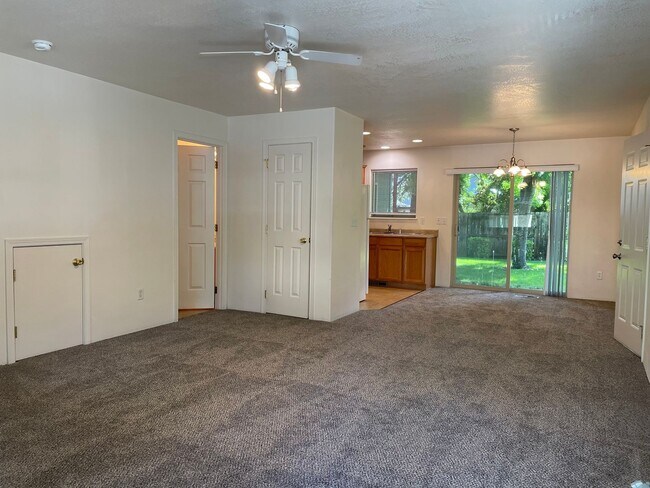 Foto del edificio - Two Bedroom 3 Bath Duplex-Townhouse in Southwest Medford