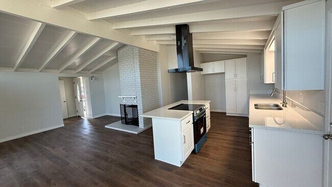 Building Photo - Incredible Remodled 4 bedroom House