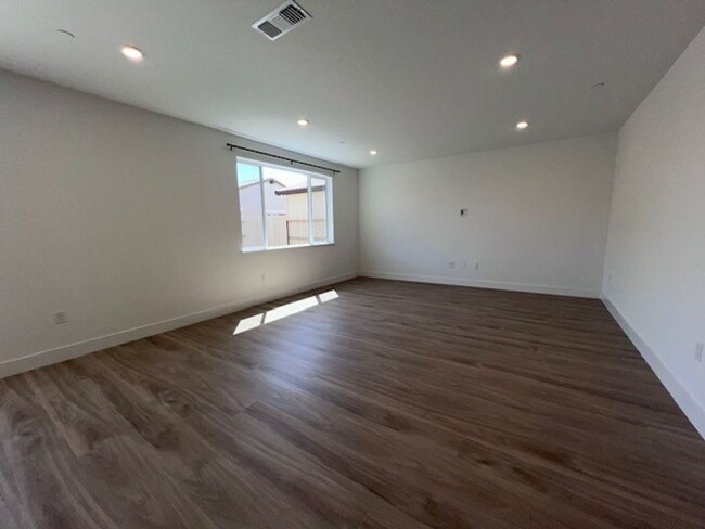 Foto del edificio - Brand new Wildhawk home has never been liv...