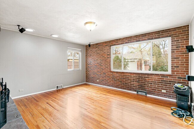 Building Photo - Updated Home with Modern Appliances, park-...