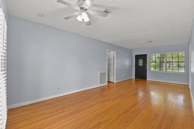 Building Photo - Charming 3-Bedroom Home with Detached Gara...