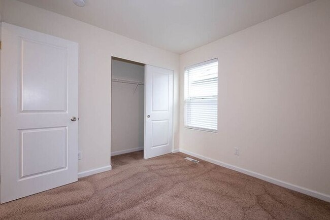 Building Photo - Spacious Newer Home Ready for Move IN